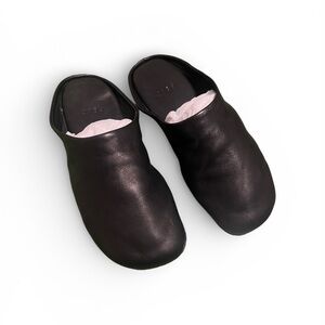 New in Box FEIT leather Indoor slipper Size 35 / 5. Soft Leather and Suede